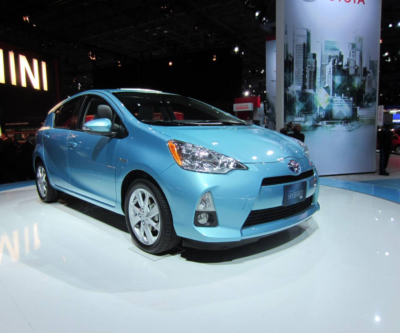Toyota Auris — photo 1