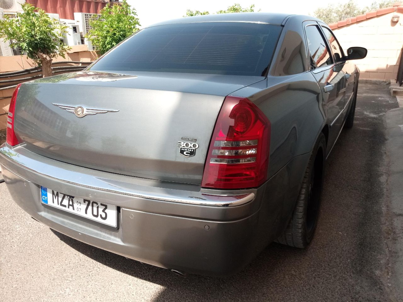 Chrysler 300c — photo 8