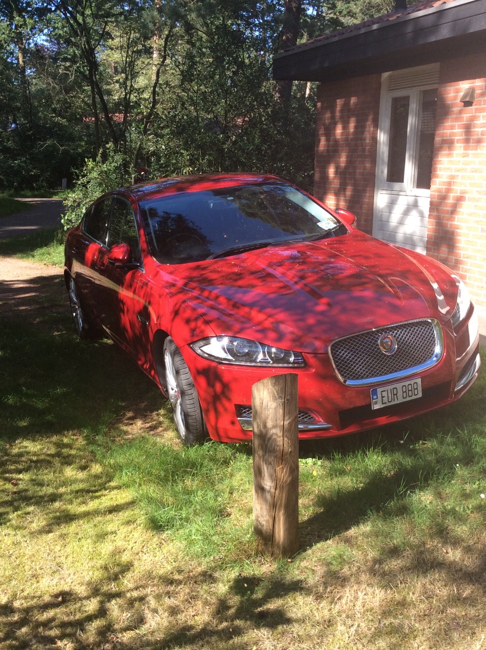 Jaguar XF 3L diesel Racing red