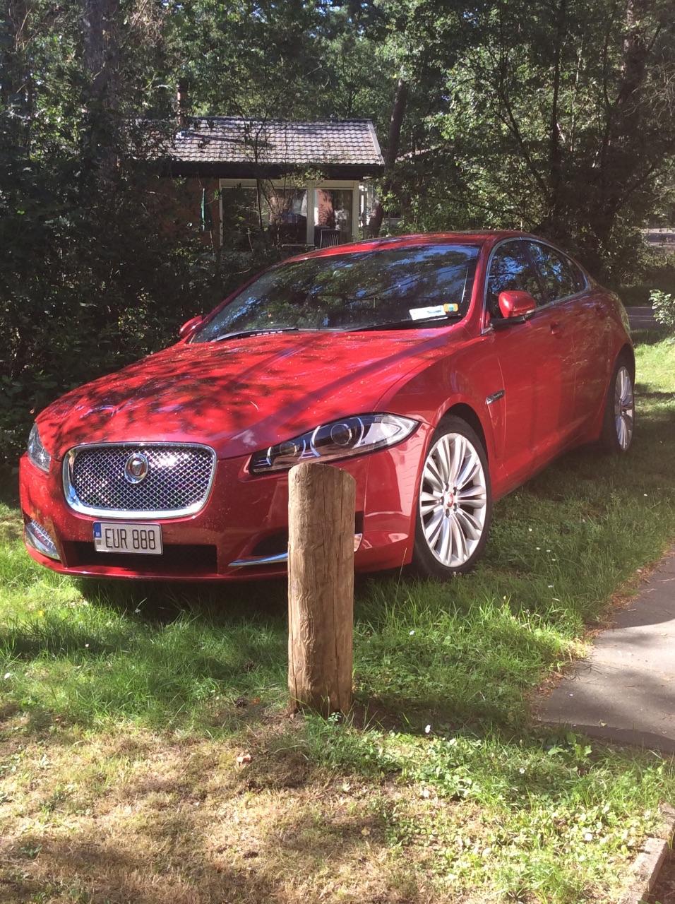 Jaguar XF 3L diesel Racing red — photo 3