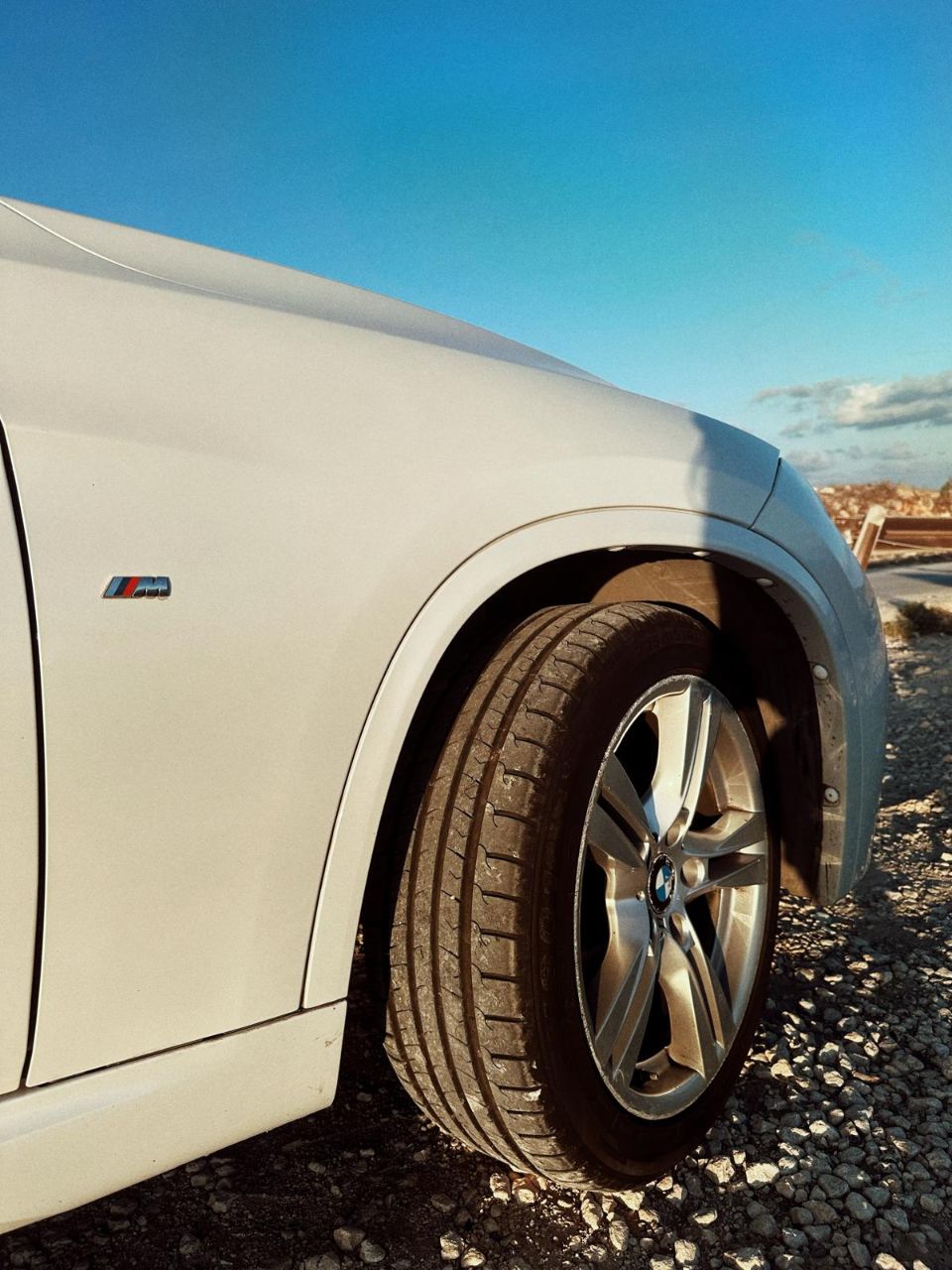 BMW X1 sDrive  Pearl White with Red Leather Interior — photo 3