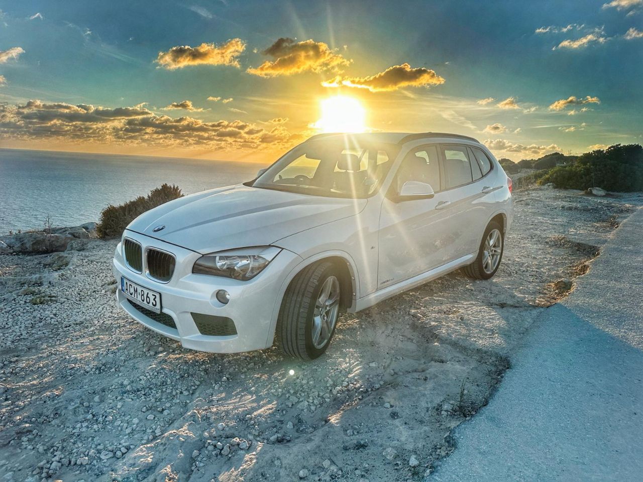 BMW X1 sDrive  Pearl White with Red Leather Interior — photo 9