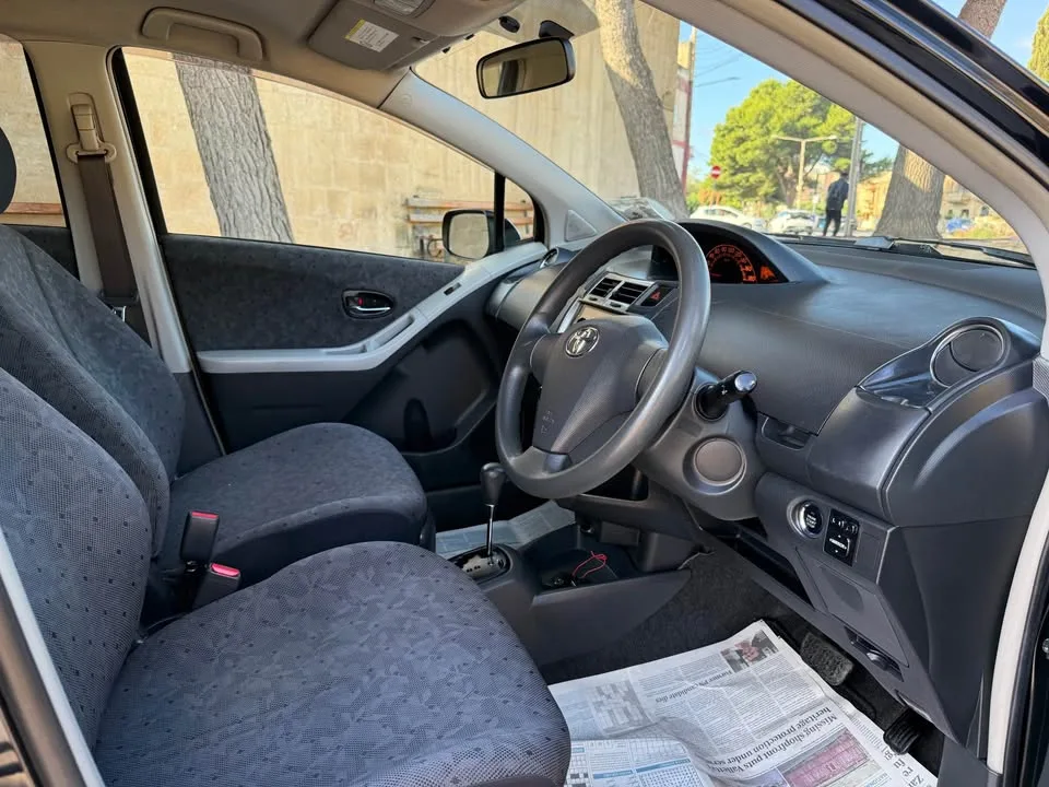 Toyota Vitz - Automatic — photo 3