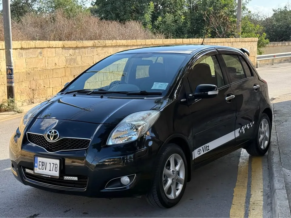 Toyota Vitz - Automatic — photo 2