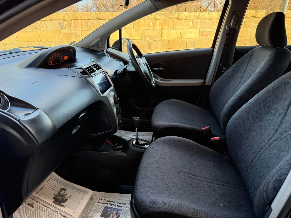 Toyota Vitz - Automatic — photo 4